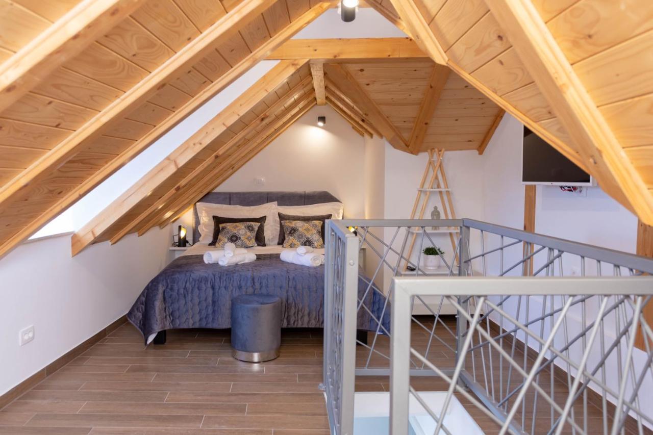 Luxury Rooms Rustic Chic Split Exterior photo