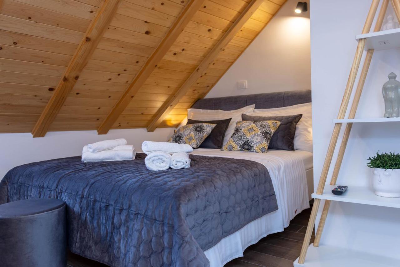 Luxury Rooms Rustic Chic Split Exterior photo