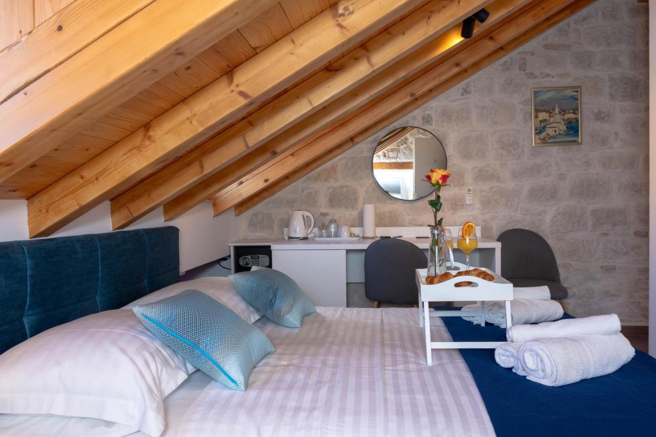Luxury Rooms Rustic Chic Split Exterior photo