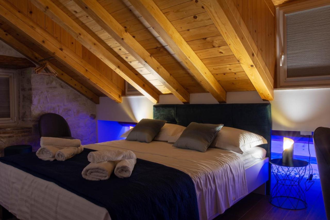 Luxury Rooms Rustic Chic Split Exterior photo